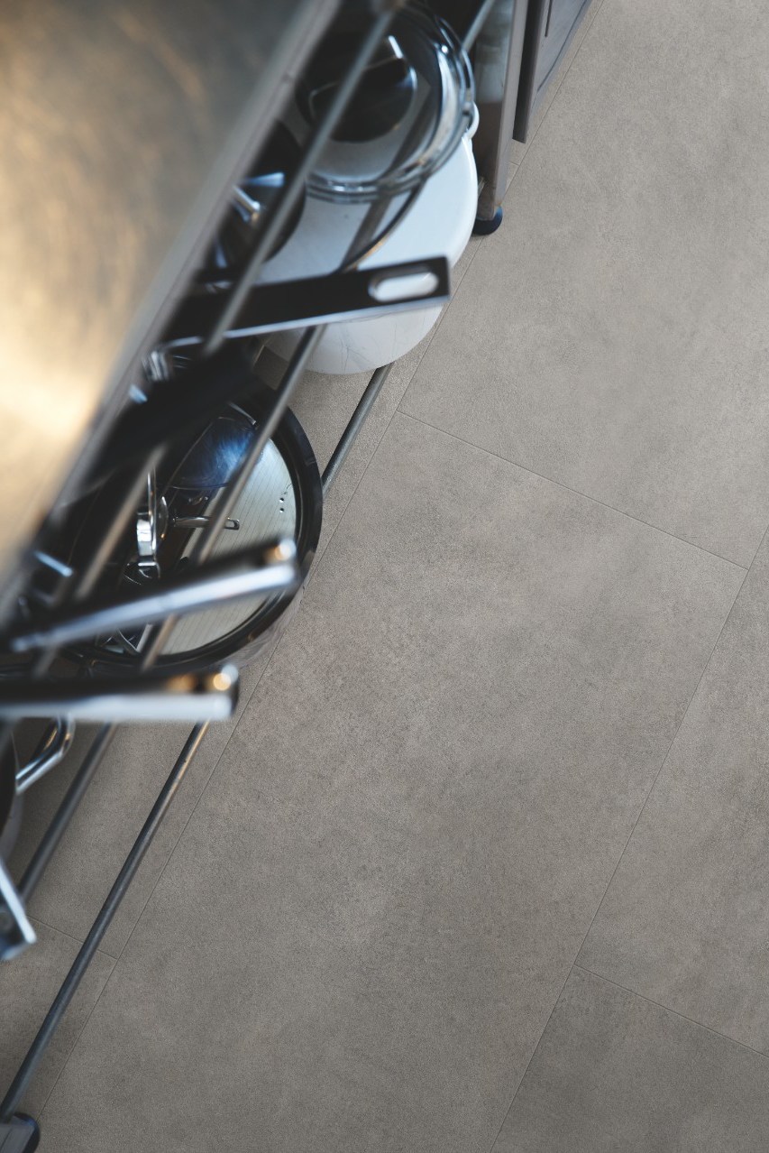 Кварцвиниловая плитка Pergo замковая Optimum Click Tile Бетон серый темный V3120-40051 1300×320×4,5 фото в интерьере